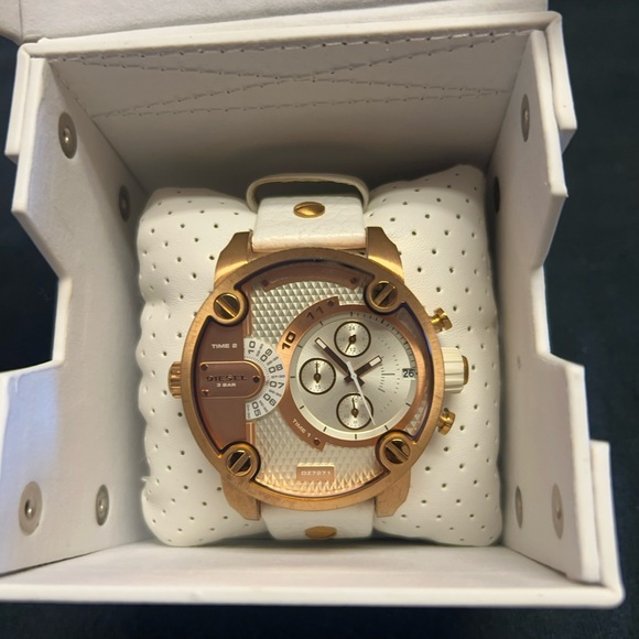 DIESEL, Unisex White Leather Band/Rose Gold Stainless Steal Case and Buckle. - Picture 1 of 16